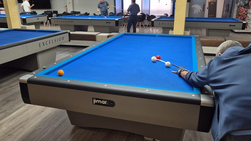 Golpe Fuerte Desvía la Bola Hacia el Lado Opuesto del Efecto